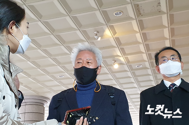 강의 도중 "위안부는 매춘의 일종"이라고 발언해 명예훼손 혐의로 재판에 넘겨진 류석춘 전 연세대 교수가 15일 서울서부지법에 출석하고 있다. 서민선 기자