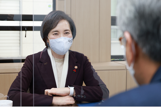 유은혜 사회부총리 겸 교육부 장관이 15일 박종훈 경남도교육감과 경남교육청이 추진하는 방과후학교 자원봉사자의 공무직 전환과 관련해 의견을 나누고 있다. 연합뉴스