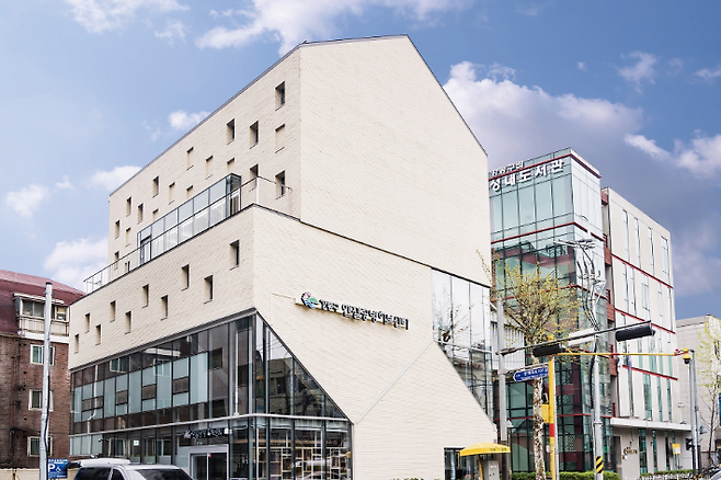 엔젤공방의 구심점 역할을 하게 될 지난해 5월 엔절 공방거리에 문을 연 '엔젤공방 허브센터' 전경. 강동구 제공