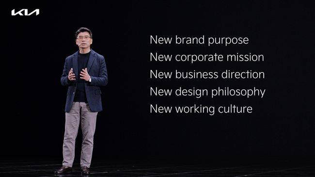 뉴 기아 브랜드 쇼케이스에서 기아 송호성 사장이 발표를 하고 있다.