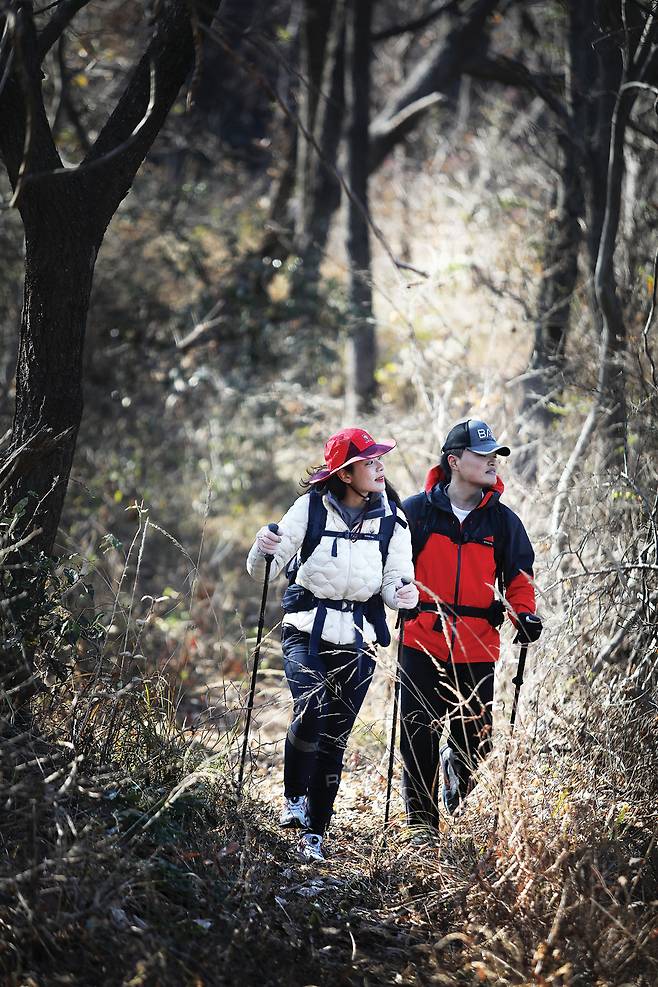 바갓수로봉을 향해 걷는 강태선나눔재단 변별씨와 블랙야크 청년셰르파 지형준씨. 능선길과 사면 임도길 중 택할 수 있다.