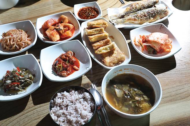 서포리해수욕장의 송림가든 백반(8,000원).