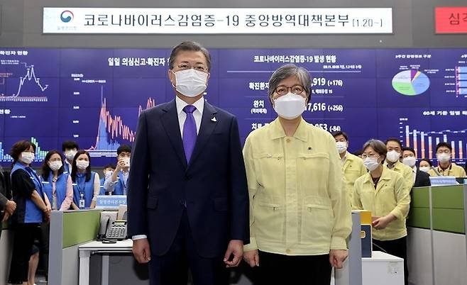 지난해 9월, 문재인 대통령이 충북 청주 질병관리본부 긴급상황센터에서 정은경 초대 질병관리청장에게 임명장을 수여한 뒤 기념촬영을 하고 있다. 연합뉴스