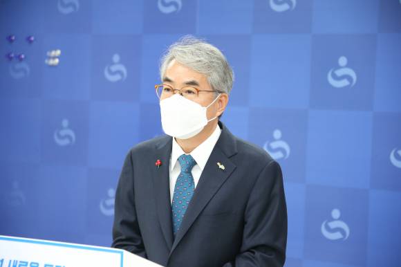 1월 14일 경남교육청 프레스센터에서 긴급 기자회견을 열고 있는 박종훈 경남교육감. &copy;경남교육청