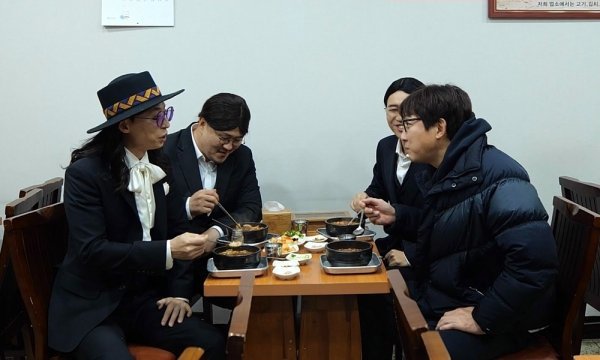 In MBC Hangout with Yoo (director Kim Tae-ho Yoon Hye-jin, author Choi Hye-jung of Jang Woo-sung Wang Jong-seok), the second story of Finding Entertainment Prospects by Canola Yu, Young Gil and Dong Seok (Defcon) is unfolded.Last week, Canola Yu met actors Cho Byung-gyu and Kim So-yeon with the recommendation of MC Yoo Jae-Suk.The two people have been attracted to the audience with the reversal entertainment feeling from the beginning, and they have emerged as entertainment superiors.This week, we are looking for more entertainment prospects in various fields, and we are expecting that we have met with the winners of the three terrestrial broadcasting companies that have caught up with the Korean entertainment industry.The main characters are Yoo Jae-Suk, Kim Sook, Tak Jae-hun, and Kim Jong-min.Yoo Jae-Suk, who has been transformed into Canola Yu for a while, is an entertainer who won the MBC Broadcasting Entertainment Grand Prize in 2020 and won the 16th Grand Prize trophy in his career.Kim Sook is a Midas hand in the pilot entertainment program, and is currently showing crazy performances in 10 programs.In particular, Kim Sook won the prestigious Grand Prize at the KBS Entertainment Grand Prize in 2020 after 25 years of his debut, confirming the power of Gat Sook.Tak Jae-hun is the first singer to win the entertainment award in 2007 as a singer in KBS Entertainment Grand Prize.Kim Jong-min, who is working as a small data expert Young-gil along with Canola Yu, was named as a 1-night 2-day team at the 2011 KBS Entertainment Awards and in 2016 as a trophy in his name.In addition, the reality of the entertainment industry Jong Line, which shocked Canola Yu last week, is revealed.While Kim Jong-min reportedly reported to the production team that he had reported the Jong-line list, Canola Yu was on the fact check.Attention is focusing on who will be the member of Jong-line, which Young-gil reported, and what their position (?) will be.The reality of Entertainment Prospects and Entertainment Line, which are recommended by winners of the three terrestrial broadcasters previous entertainment awards, can be confirmed through Hangout with Yoo, which will be broadcast on the 16th.