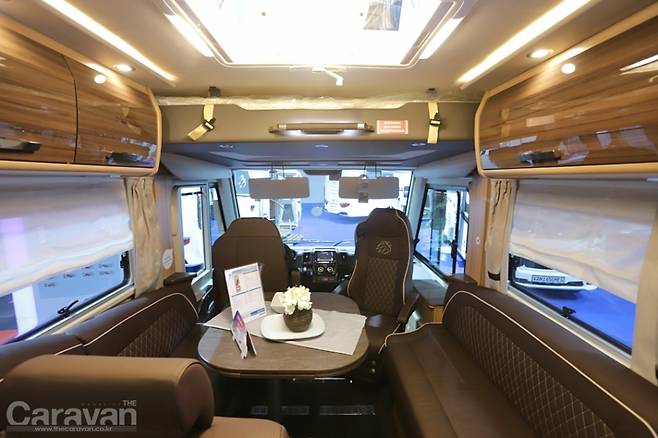 클래스 A타입 해외 모터홈의 세련된 라운지 공간(국내에서 판매되지 않는 모델)