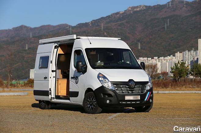 3인 가족이라면 3인 승차, 3인 취침 구성의 캠핑카로도 충분히 즐거움을 만끽할 수 있을 것이다