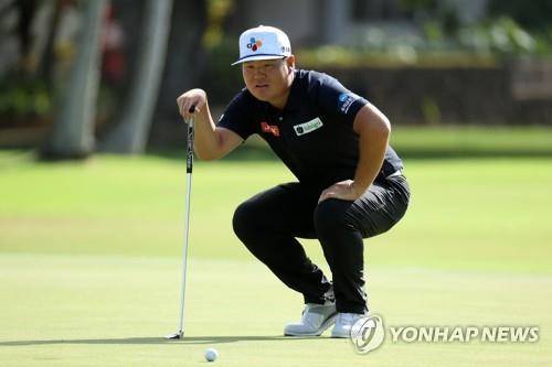 소니오픈 1라운드에서 그린을 살피는 임성재. [AFP/게티이미지=연합뉴스]