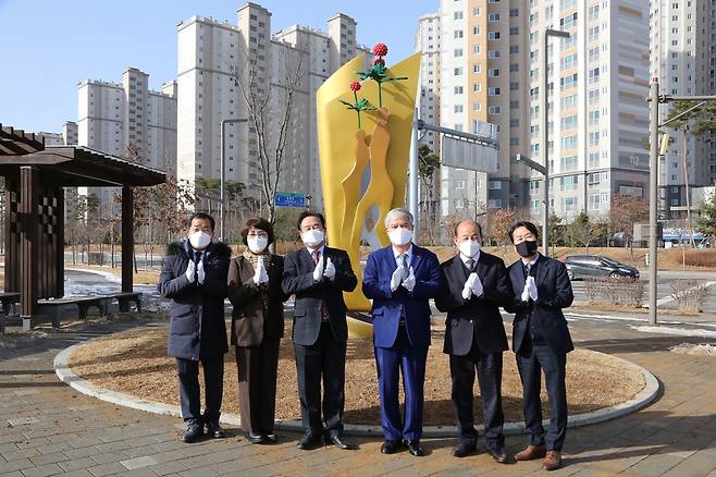 내포신도시 테마광장에 금산인삼 조형물 [금산군 제공. 재판매 및 DB 금지]