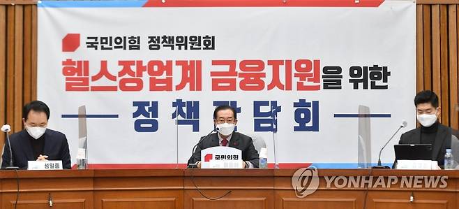 헬스장업계 간담회 발언하는 이종배 정책위의장 (서울=연합뉴스) 진성철 기자 = 국민의힘 이종배 정책위의장이 15일 국회에서 열린 헬스장업계 금융지원을 위한 정책간담회에서 발언하고 있다. 2021.1.15 zjin@yna.co.kr