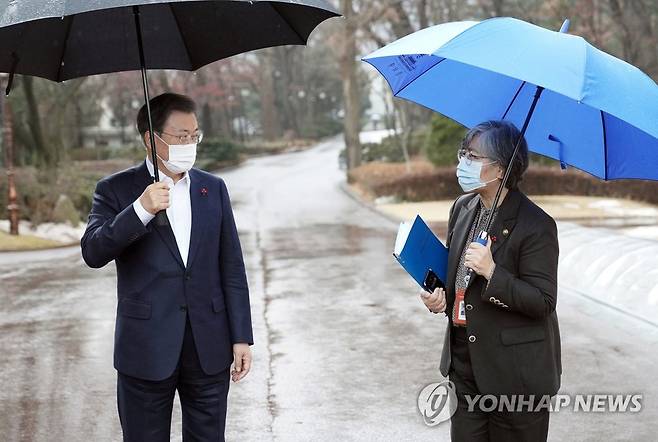 정은경 청장과 대화하는 문재인 대통령 (서울=연합뉴스) 문재인 대통령이 15일 청와대에서 코로나19 예방접종 준비 계획 보고 회의를 마친 후 정은경 질병관리청장과 대화하고 있다.  2021.1.15  [청와대 제공. 재판매 및 DB금지] jjaeck9@yna.co.kr