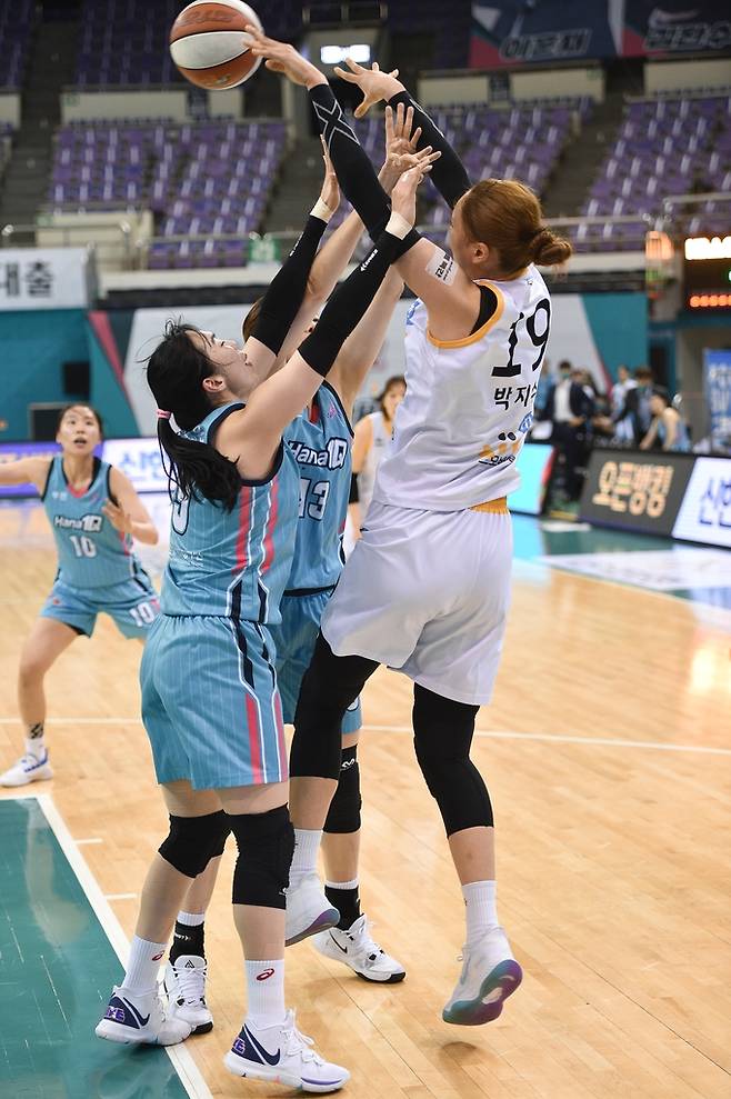 공격하는 박지수와 막으려는 하나원큐 선수들 [WKBL 제공. 재판매 및 DB 금지]