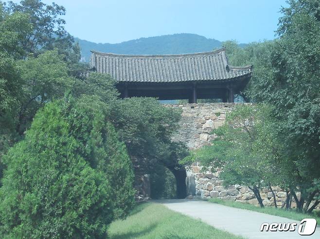 고려시기에 쌓은 정방산성 남문의 정방루. (미디어한국학 제공) 2021.01.09.© 뉴스1
