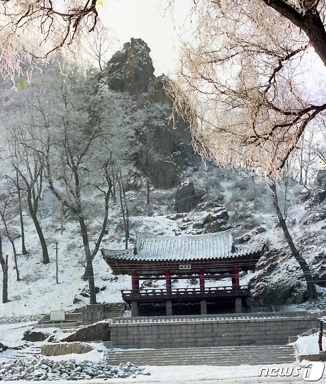 황해북도 사리원시에 있는 경암루. 현재 경암루 앞 광장에서는 매년 봉산탈놀이 경연대회가 열린다. (미디어한국학 제공) 2021.01.09.© 뉴스1