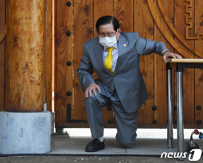 이만희 신천지예수교 증거장막성전 총회장이 2일 오후 경기 가평 신천지 평화의 궁전에서 열린 코로나바이러스 감염증(코로나19) 사태 관련 기자회견에서 입장을 밝히며 큰절을 하고 있다. 2020.3.2/뉴스1 © News1 허경 기자