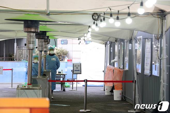 지난 15일 서울역 광장에 마련된 신종 코로나바이러스 감염증(코로나19) 임시 선별진료소가 한산한 모습이다./뉴스1 © News1 황기선 기자