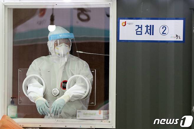 지난 15일 서울역 광장에 마련된 신종 코로나바이러스 감염증(코로나19) 임시 선별진료소에서 의료진이 휴식을 취하고 있다./뉴스1 © News1 황기선 기자