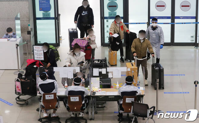 지난 11일 인천국제공항 제1터미널에서 해외 입국자들이 입국장으로 들어오고 있다. 2021.1.11/뉴스1 © News1 이성철 기자