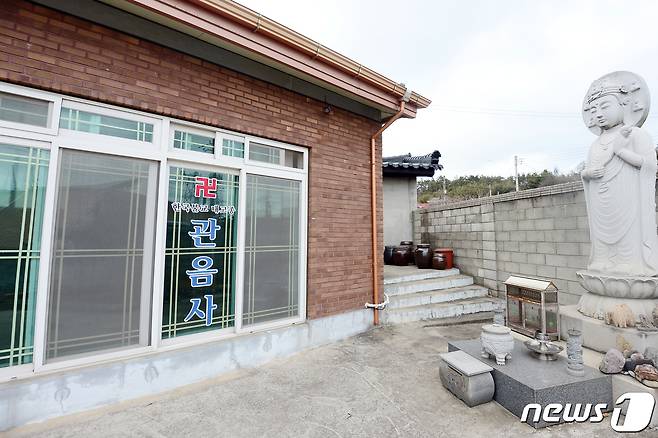 16일 오후 전남 영암군 삼호흡 관음사 일대가 한산한 모습을 보이고 있다. 전남도에 따르면 해당 사찰 승려가 신종 코로나바이러스 감염증(코로나19)에 확진된 이후 3일새 21명의 지역감염 확진자가 발생했다.2021.1.16/뉴스1 © News1 정다움 기자