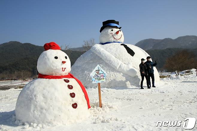 전북 정읍시 내장산단풍생태공원에 설치된 대형 눈사람 조형물. © 뉴스1