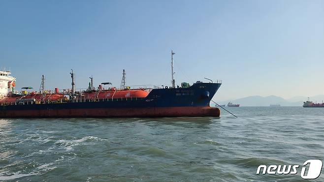 음주 상태에서 출항 지휘한 선장이 탄 화물선.(여수해경 제공)/뉴스1 © News1