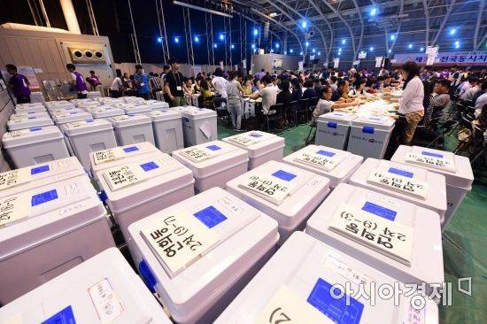 제7회 전국동시지방선거 및 국회의원 재·보궐선거일인 13일 서울 서대문구 명지전문대학교에 마련된 개표소에서 개표사무원들이 개표를 하고 있다. /문호남 기자 munonam@