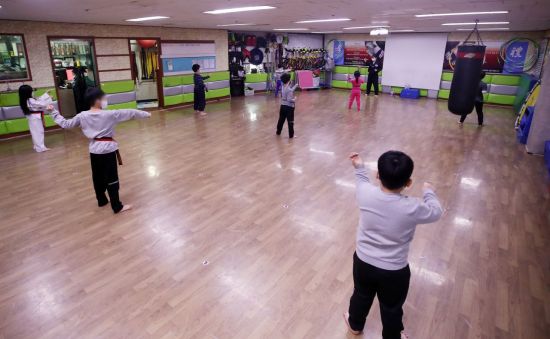 9인 이하와 방역수칙을 지키는 전제하에 일부 운영이 허용된 4일 오후 서울의 한 태권도 학원에서 어린이들이 교습을 받고 있다.<이미지:연합뉴스>