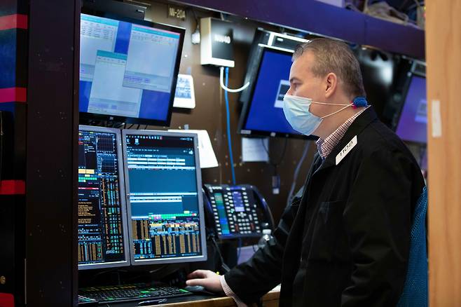 미국 뉴욕증권거래소의 입회장에서 지난 7일(현지시간) 한 트레이더가 업무를 보고 있다. 이날 뉴욕증시의 3대 지수는 조 바이든 미국 대통령 당선인의 대선 승리 인증으로 정치적 불확실성이 해소되자 일제히 상승하면서 종가 기준으로 사상 최고치를 경신했다. 다우존스30 산업평균지수는 31,041.13, 스탠더드앤드푸어스(S&P) 500지수는 3,803.79, 나스닥 지수는 13,067.48에 각각 장을 마감했다./ 뉴욕증권거래소 연합뉴스.