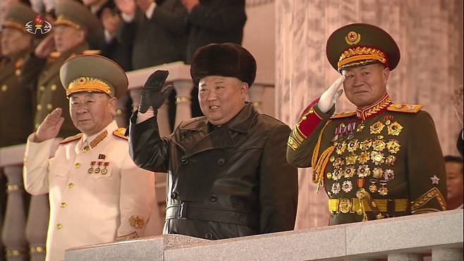 14일 평양 김일성광장에서 열린 조선노동당 제8차 대회 기념 열병식에 참석한 김정은. /조선중앙TV