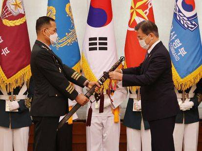 문재인 대통령이 지난해 9월 청와대에서 남영신 신임 육군참모총장의 보직신고를 받은 뒤 삼정검에 수치를 달아주고 있다. 국가원수이자 국군통수권자로서 남 총장에게 육군의 군정권을 부여한 것이다./연합뉴스