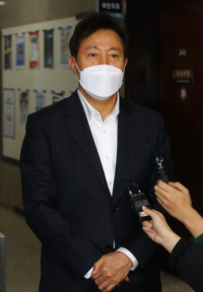 오세훈 전 서울시장이 7일 서울 여의도 국회에서 국민의힘 김종인 비상대책위원장과 면담을 마친 뒤 취재진의 질문에 답변하고 있다./연합뉴스