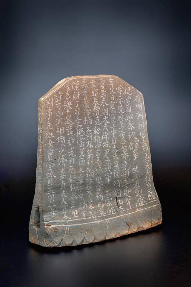 분청사기상감 경태5년명(景泰5年銘) 이선제 묘지. 조선 전기 학자이자 관료인 이선제의 생애를 적어 무덤에 묻었던 묘지다. 15세기 묘지 제작의 경향과 배경을 잘 보여주고 있어 도자사 연구에 매우 귀한 자료적 가치를 지닌 것으로 평가 받았고, 2018년 6월 보물 제 1993호로 지정됐다. 국외소재문화재재단 제공