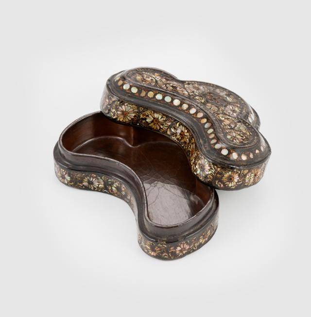 ‘나전국화넝쿨무늬합’은 모자합(母子盒·하나의 큰 합 속에 여러 개 작은 합이 들어간 형태)의 자합(子盒) 중 하나로, 전 세계에 단 3점만이 온전한 형태로 전해지는 상황에서 유일하게 매입 가능했던 개인 소장품이었다. 국외소재문화재재단 제공