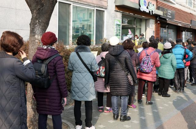 지난달 7일 인천시 부평구 노인인력개발센터에서 열린 '노인일자리 및 사회활동 지원사업'에 참여 모집에 일자리를 구하는 많은 노인분들이 몰려 줄을 서고 있다. 뉴시스