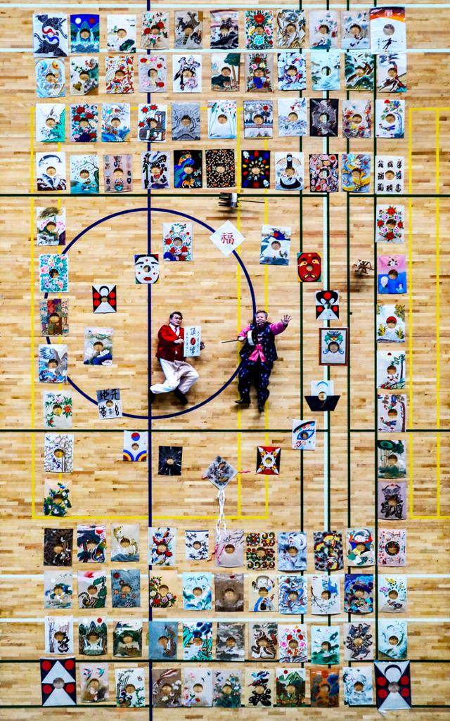 리기태 명장(한국연연합회장)과 제자 박인순(오른쪽) 대표가 12일 서울 송파구 체육문화회관에서 전통연을 방패연 모양으로 늘어놓고 연을 날리는 포즈를 취하고 있다. 홍인기 기자