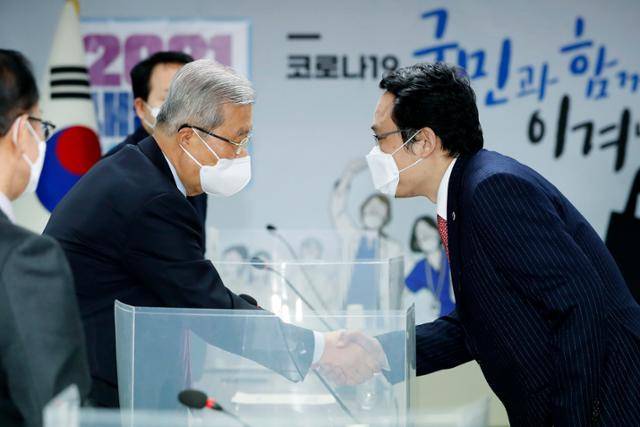 김종인(왼쪽) 국민의힘 비상대책위원장이 15일 서울 용산구 대한의사협회를 방문해 코로나19 대응 및 백신 접종 계획 관련 간담회 전 최대집 의사협회 회장과 인사하고 있다. 오대근 기자