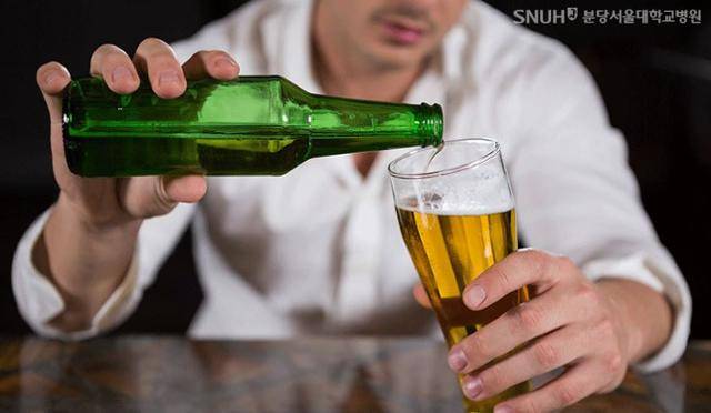 집콕 생활자가 늘면서 집에서 홀로 술을 즐기는 이도 덩달아 증가하고 있다. 게티이미지뱅크