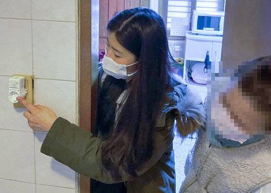 용산구는 고독사 방지를 위해 스마트 플러그 설치에 들어갔다. 전력사용을 실시간으로 확인해 이상 상황이 감지되면 안전 여부를 확인하는 시스템이다. [사진 용산구]