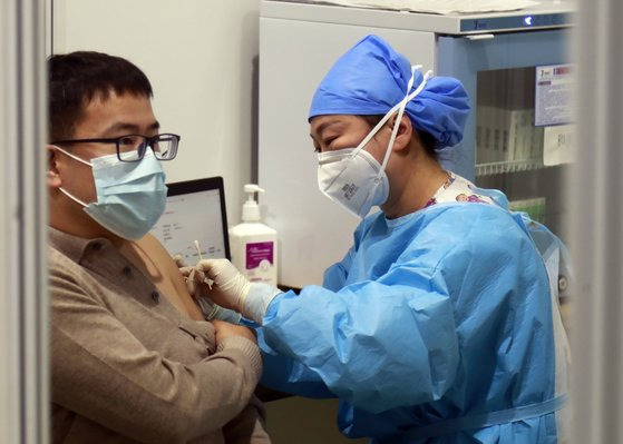 15일 중국 베이징 차오양구에서 신종 코로나바이러스 감염증(코로나19) 백신 접종이 이뤄지고 있다. [연합뉴스]