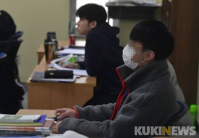 ▲사진= 지난해 11월 서울 대치동 종로학원 강남본원에서 수험생들이 수업을 듣고 있다. 박태현 기자