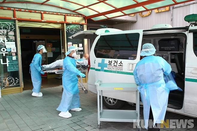 ▲ 화순군이 코로나19 집단 감염이 발생한 노인요양병원의 밀집도를 낮추기 위해 환자를 옮기고 있다.[사진=화순군]