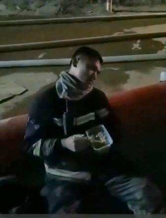 중국의 소방관이 19시간 화재 진압 후 도시락을 든 채로 잠이 들었다. 웨이보 캡처