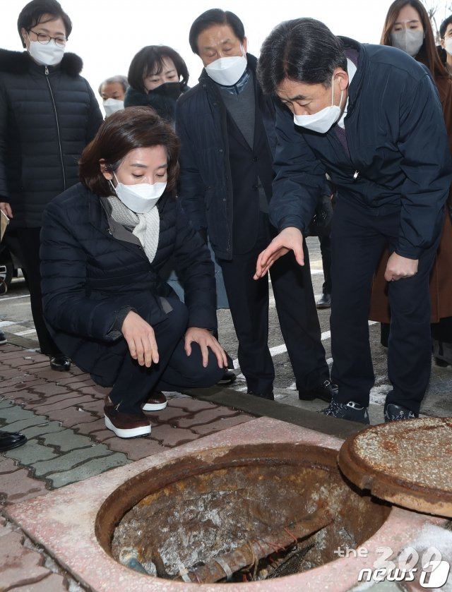 (서울=뉴스1) 국회사진취재단 = 서울시장 보궐선거 출마를 선언한 나경원 국민의힘 전 의원이 14일 오후 재건축 추진 중인 서울 금천구 남서울 럭키아파트를 방문해 지역 주민의 고충을 듣고 있다. 2021.1.14/뉴스1