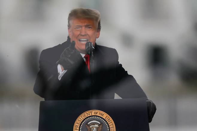 도널드 트럼프 미국 대통령이 6일(현지시간) 수도 워싱턴에서 열린 2020년 대선 결과 인증 반대 집회에 참석해 연설하고 있다. [연합]