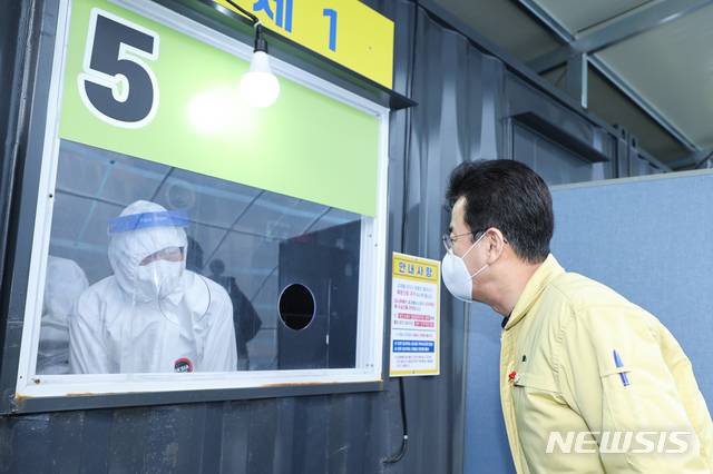 [대전=뉴시스]조명휘 기자 = 허태정 대전시장이 16일 중구선별진료소를방문해 직원들을 격려하고 있다. (사진= 대전시 제공). 20201.01.16. photo@newsis.com