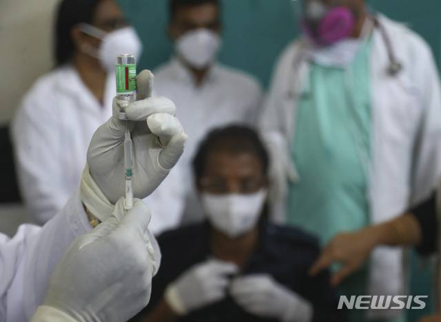 [하이데라바드=AP/뉴시스]16일 인도 하이데라바드에 있는 정부의 한 병원에서 의료 종사자들이 신종 코로나바이러스 감염증(코로나19) 백신을 맞기 위해 기다리고 있다. 인도는 이날 세계 최대 규모의 백신 접종 프로젝트를 시작했다. 2021.1.16.