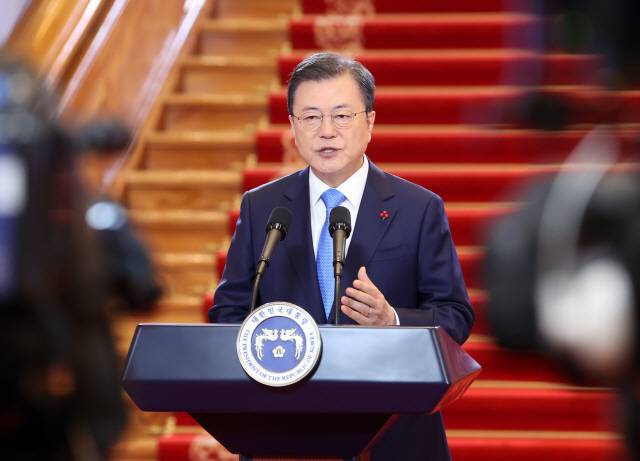 문재인 대통령이 지난 11일 청와대에서 신년사를 하고 있다./연합뉴스