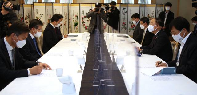 홍남기 경제부총리 겸 기획재정부 장관이 15일 정부서울청사에서 변창흠 국토교통부 장관 등이 참석해 열린 제13차 부동산시장 점검 관계장관회의를 주재하며 발언하고 있다. /연합뉴스