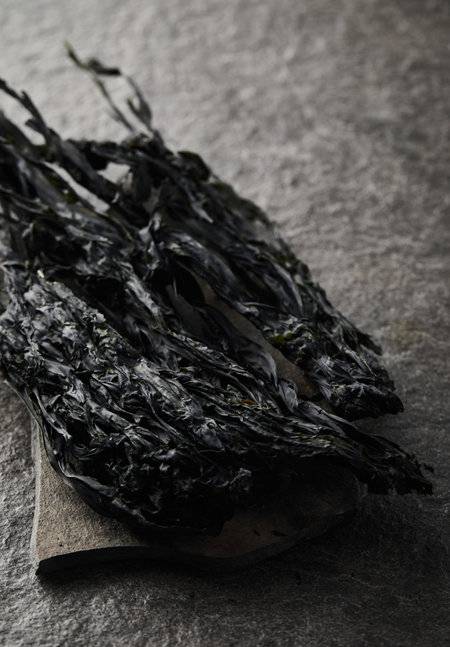 한 웅큼 정도 되는 미역을 물에 불리면 둘이서 한 끼 먹을 양의 미역국을 끓일 수 있다. [GettyImage]