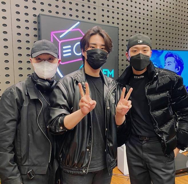 ▲ 영케이(가운데)가 진행하는 '데이식스의 키스 더 라디오'에 출연한 쿤디판다(왼쪽)와 비와이. 데키라 인스타그램